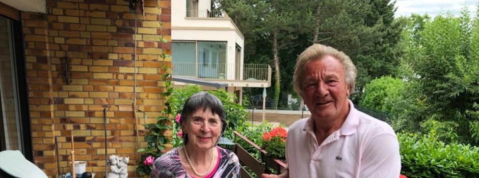 Exklusive Lesestunde: Harald Strutz bereitet 05-Anhängerin Freude