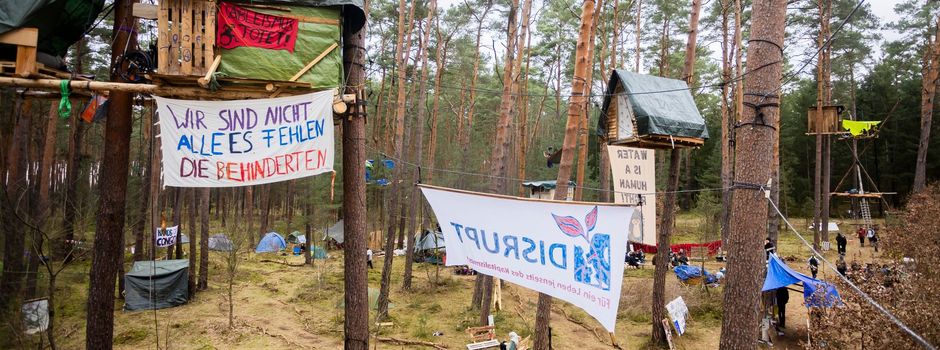 Tesla-Gegner dürfen Protestcamp vorerst weiterführen