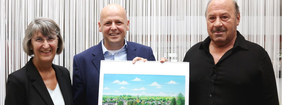 Josef Hawle signiert Kunstkalender für den guten Zweck