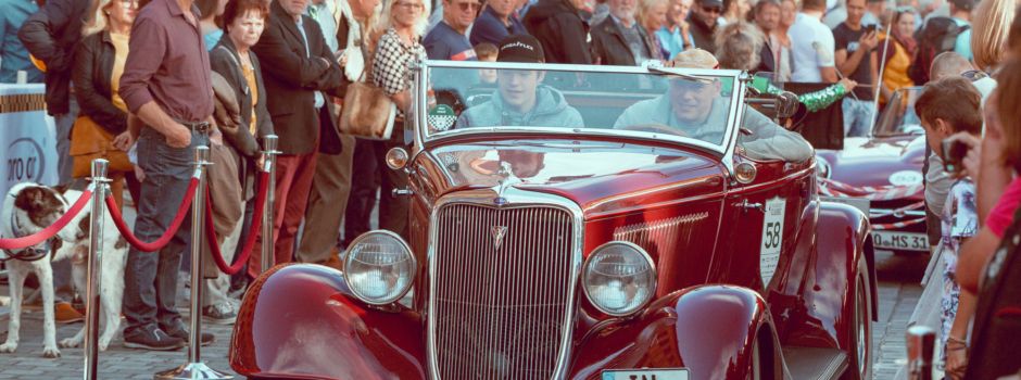 Oldtimer und E-Cars in Augsburg: Auto-Rallye trotz Energiekrise