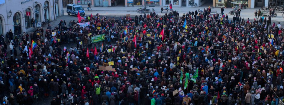 Lichtermeer für Demokratie und Vielfalt auf dem Rathausplatz in Augsburg