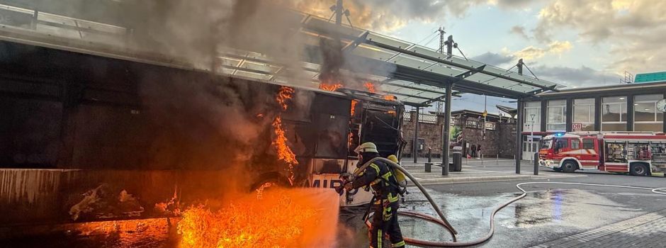 Großeinsatz in Andernach: Linienbus brennt vollständig aus