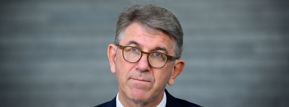 Nur noch Staatsminister – Weimer legt Firmenanteile auf Eis