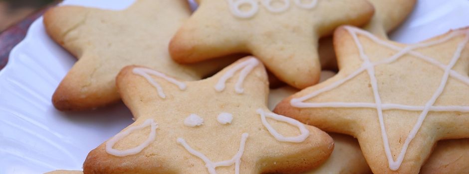 Plätzchenverkauf von den Eltern des Kinderhauses Daisendorf auf dem Wochenmarkt