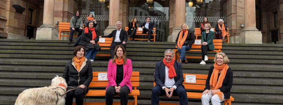 Warum in Wiesbaden bald orangefarbene Bänke stehen