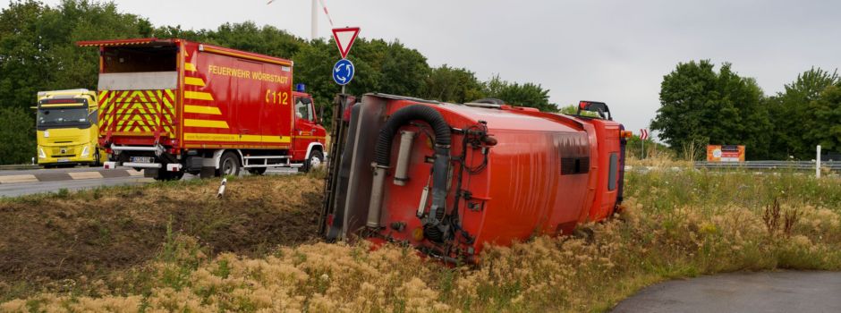 Regenschauer sorgt für heftigen Unfall mit Kehrmaschine in Wörrstadt