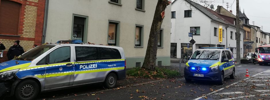 Fahrzeug schleift Äste mit – Streifenwagen beschädigt