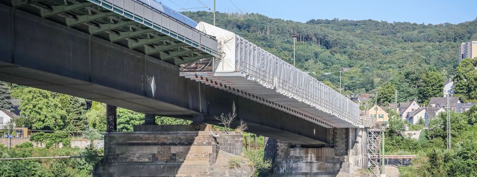 850-Tonnen-Kran hebt neue Brücke in Koblenz-Horchheim ein