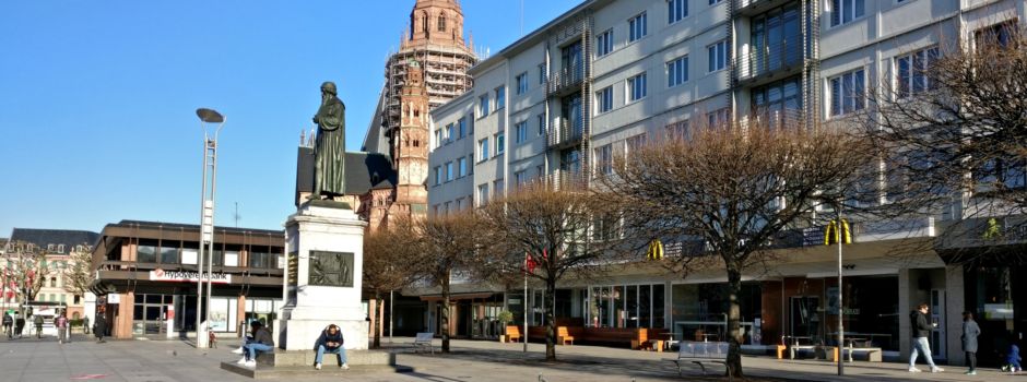 Mitten am Tag: Jugendliche zünden Feuerwerk am Gutenbergplatz