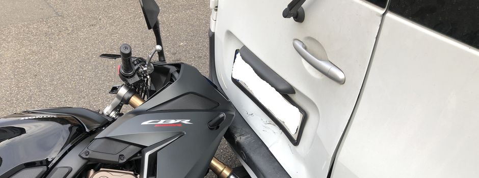 Unfall zwischen Motorrad und Pkw
