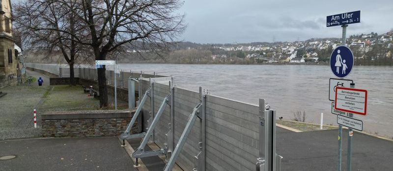 Hochwasser in Koblenz: Schutzwände werden aufgebaut