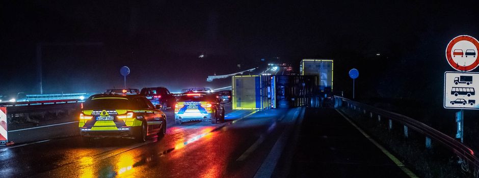 Lkw-Anhänger auf A3 umgekippt