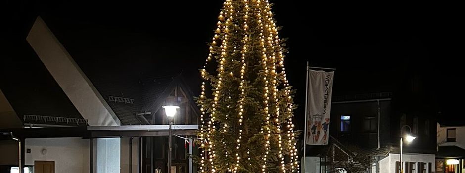 Dorfplatz erstrahlt weihnachtlich