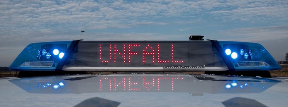 Ein Fahrzeug überschlägt sich, ein anderes kollidiert mit zwei Bäumen