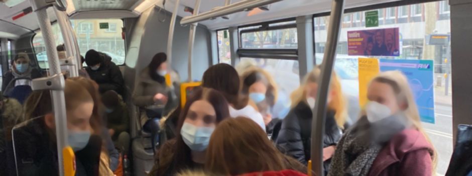 Bus und Bahn „vollgestopft“: Wie steht es um die Infektionsgefahr im ÖPNV?