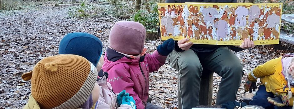 Vorlesetag begeistert Kinder im Waldkindergarten
