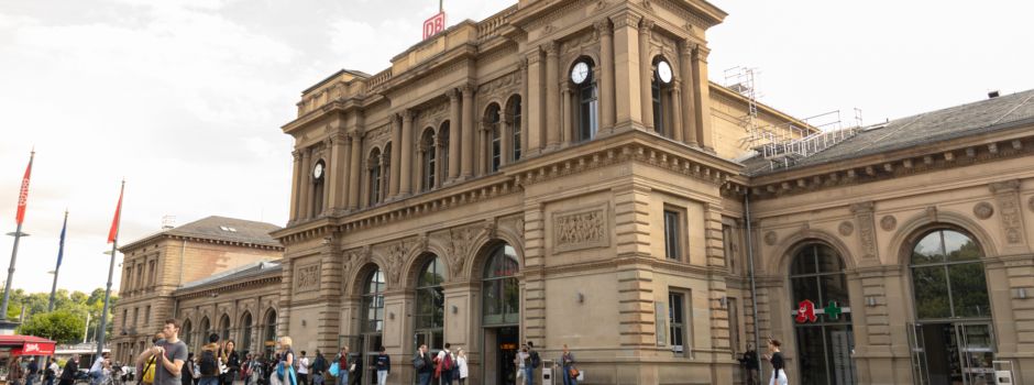 Per Haftbefehl gesucht: Mann bespuckt Polizisten