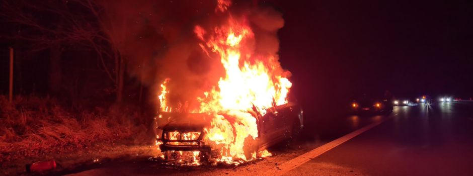 Skoda auf der Autobahn in Flammen