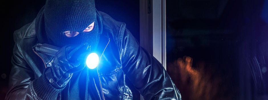 Einbrecher steigen gleich in drei nebeneinanderliegende Wohnhäuser ein