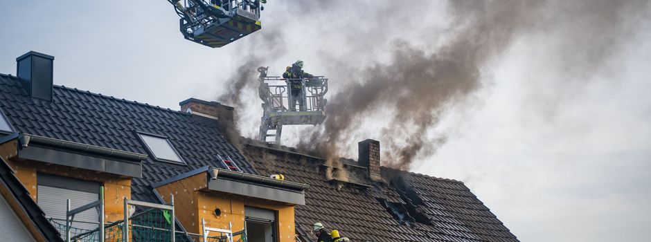 Großeinsatz der Feuerwehr: Brand zerstört Doppelhaushälfte in Mainz