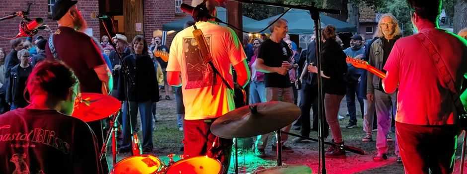Schietwetter? Egal! Das Sommerkonzert auf dem Sassenhof trotzte dem Regen.