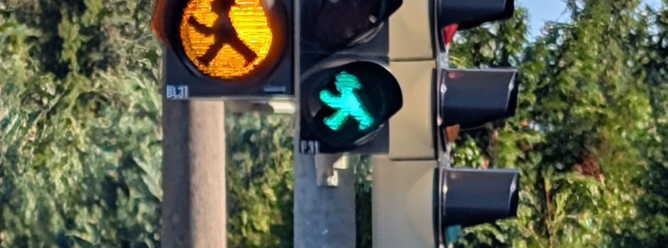 Nach tödlichem Unfall: Lichtzeichenanlage an der Kreuzung B 198/B 122 in Wesenberg jetzt durch gelb blinkende Fußgängerampel ergänzt