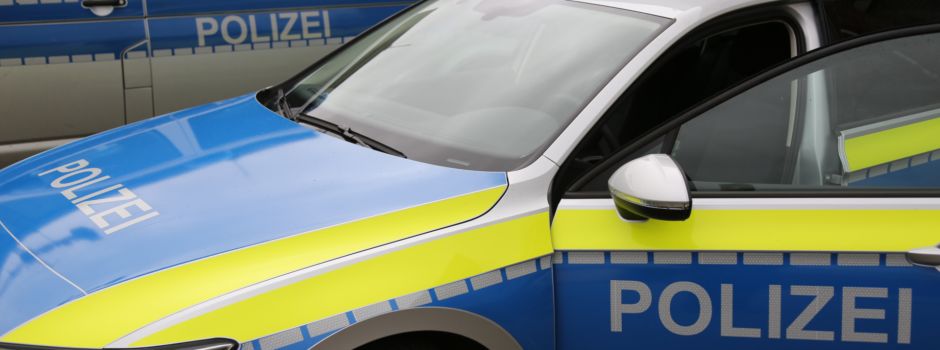 Linienbus und Schulgebäude beschmiert