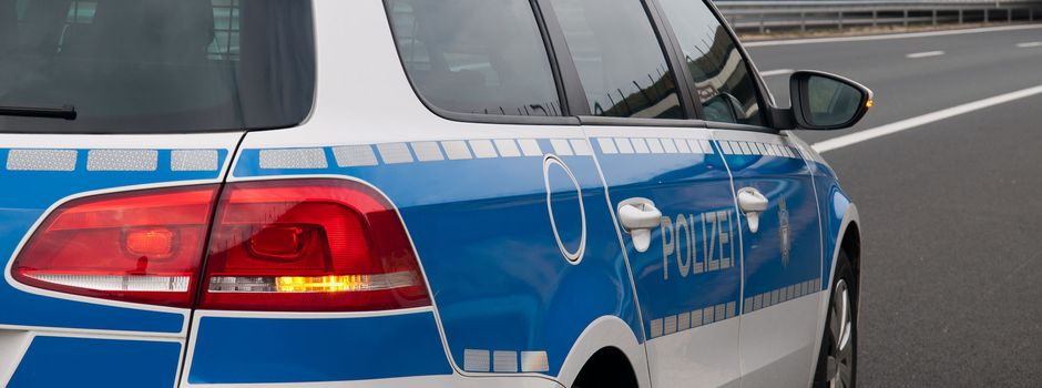 Autofahrer kommt mit Pkw in Baustelle von der Fahrbahn ab