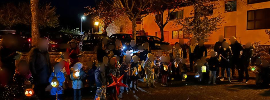 Waldgeister mit Laternen gesichtet