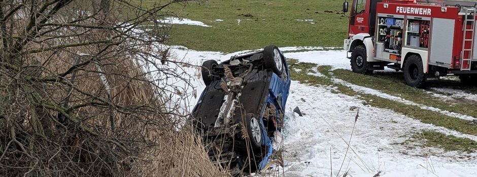 Nach Kollision in Pkw eingeklemmt