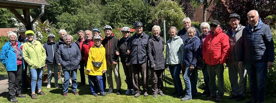 Wandergruppe radelt