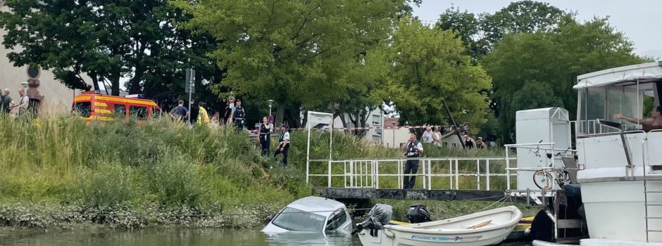 Auto rollt in Ginsheimer Altrhein