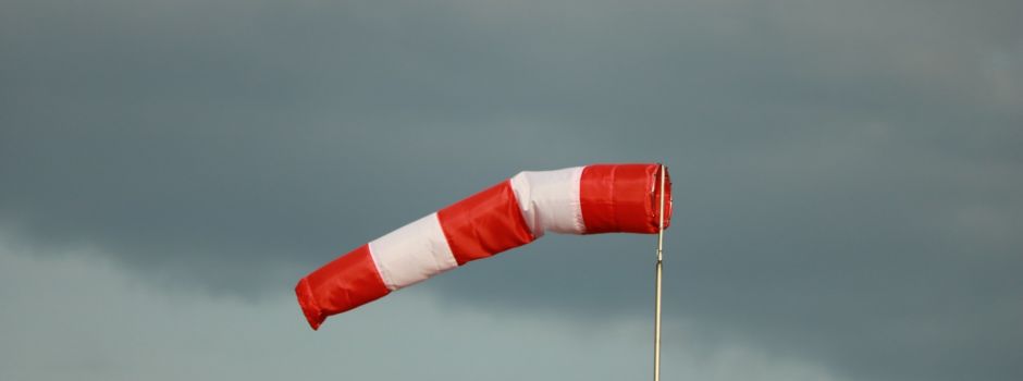 Spektakulärer Sturmvorfall in Mendig: Flugzeug kracht in Gebäude