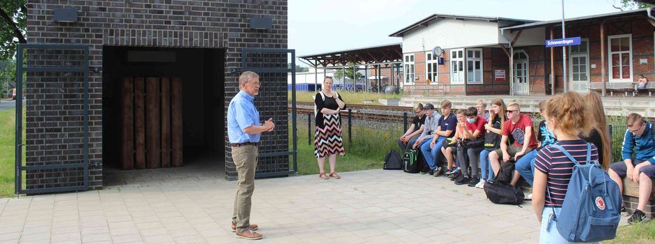Schüler besuchen Denkmal und Gräber