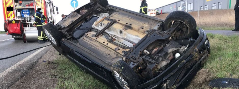Totalschaden: Auto überschlägt sich