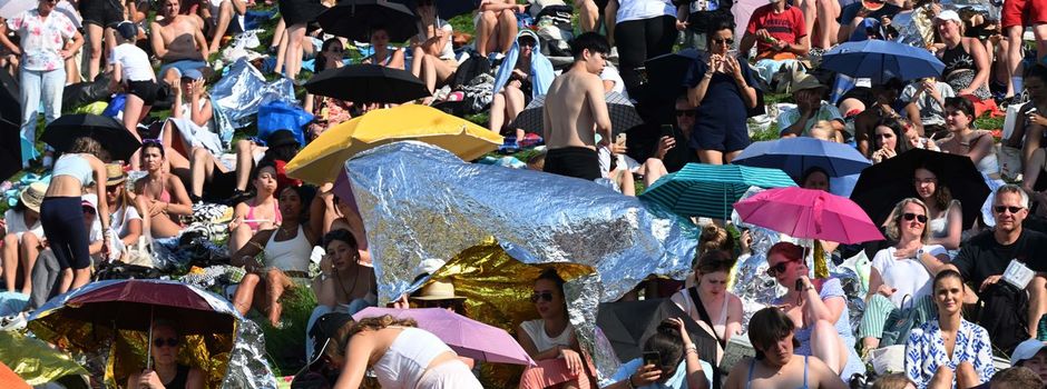 Swifties warten bei Hitze im Olympiapark