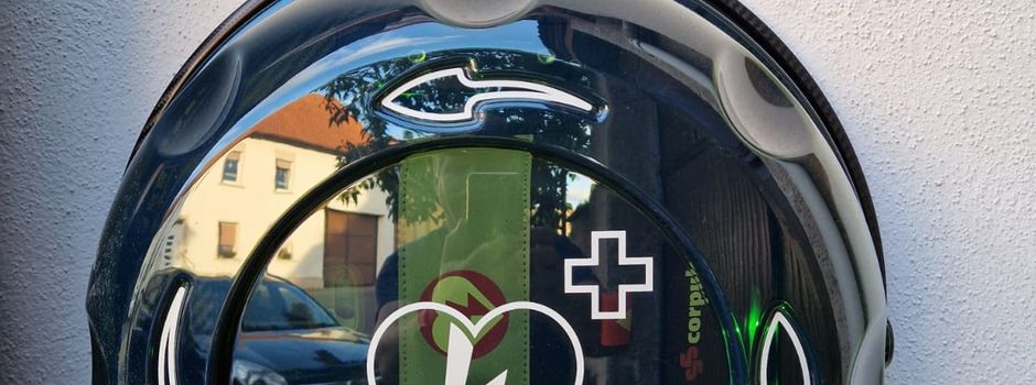 Neuer Defibrillator am alten Rathaus