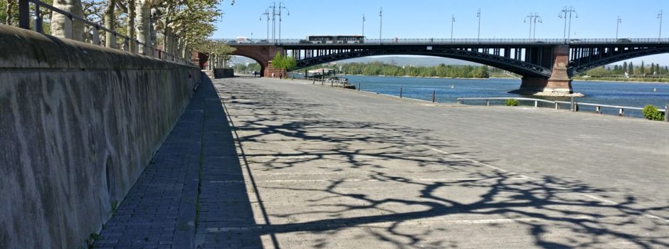 „Scheiß Kanacke“, „Heil Hitler“ – Mann im Rollstuhl dreht am Rheinufer durch