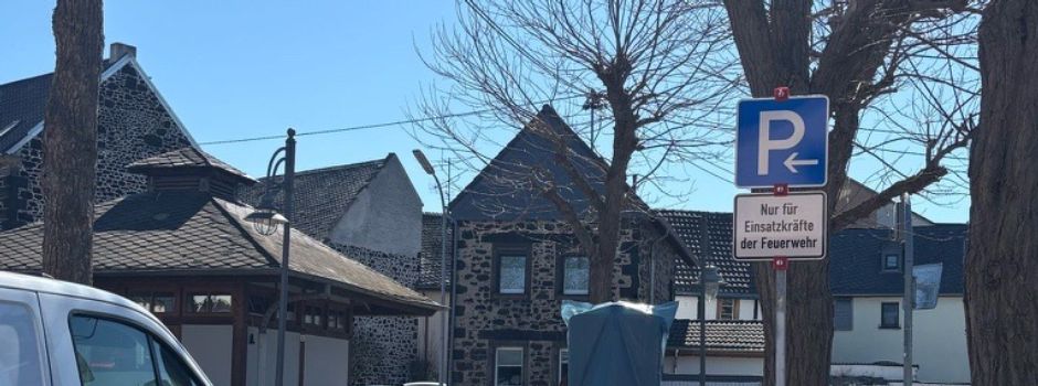 Parkplätze für Feuerwehr bitte freihalten auf dem Raiffeisenplatz