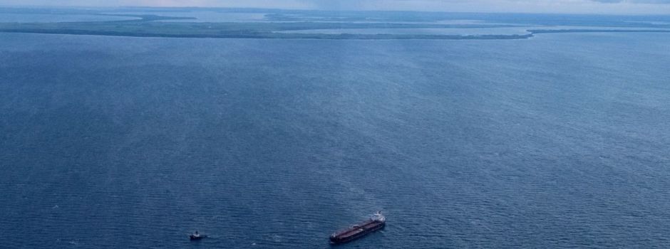 Sturm: Drei Schiffe sichern havarierten Öltanker «Eventin»