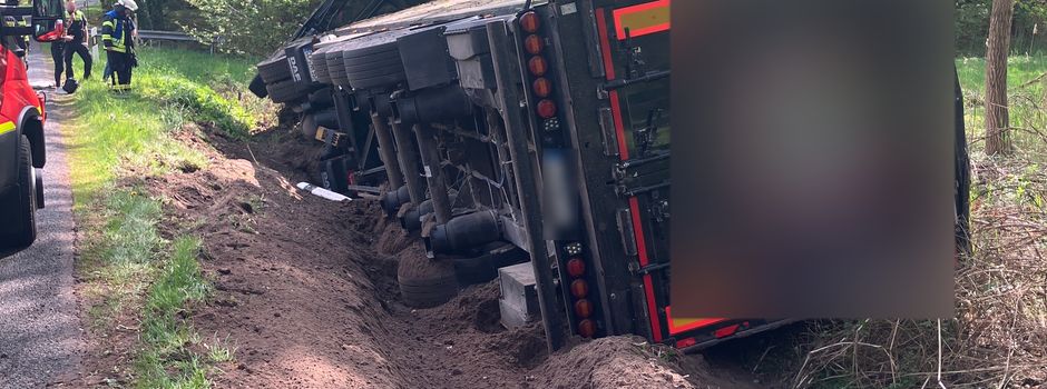 Mit 24 Tonnen Düngemitteln beladener Lkw kommt von Kreisstraße ab