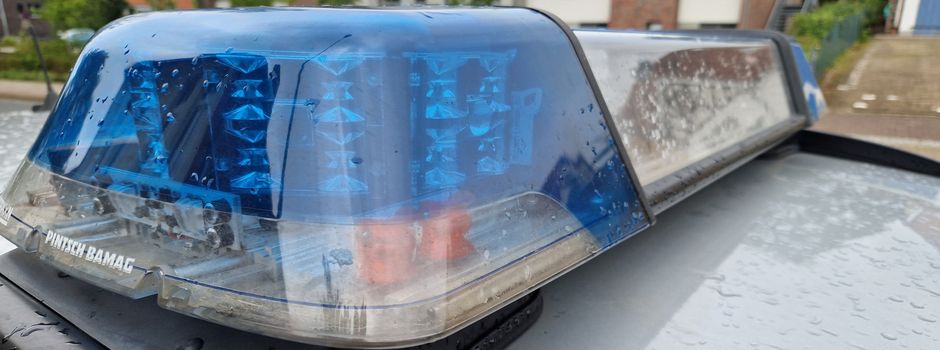 Maskierte und bewaffnete Täter überfallen Tankstelle
