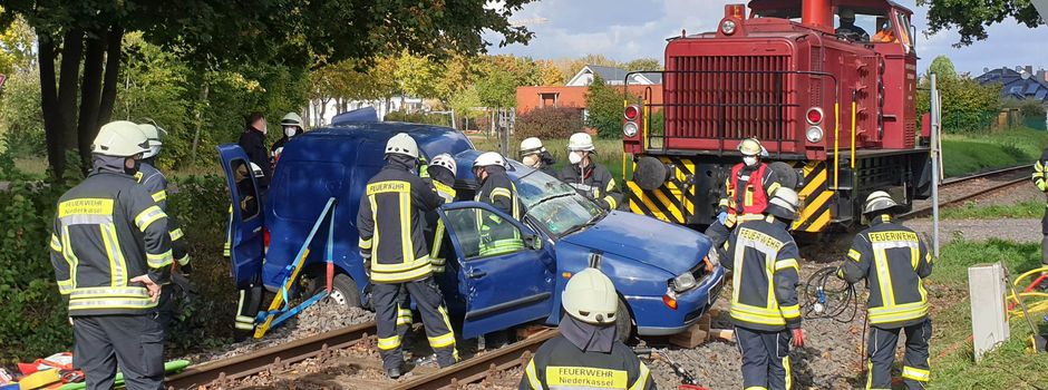 Zusammenstoß von PKW und Diesellok in Niederkassel