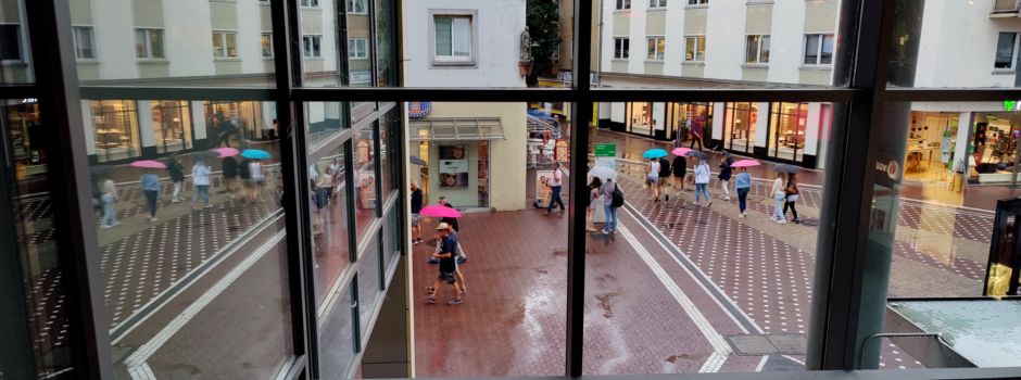 Mann legt sich in Mainzer Römerpassage und bedroht Ladenbesitzerin