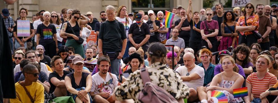 Hunderte gedenken der CSD-Opfer von Berlin auf Mainzer Bahnhofplatz