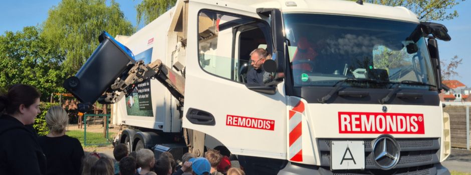 „Müllauto Marty“ zu Besuch im Marienkindergarten: Autorenlesung und Remondis-Müllauto begeistern die Kinder