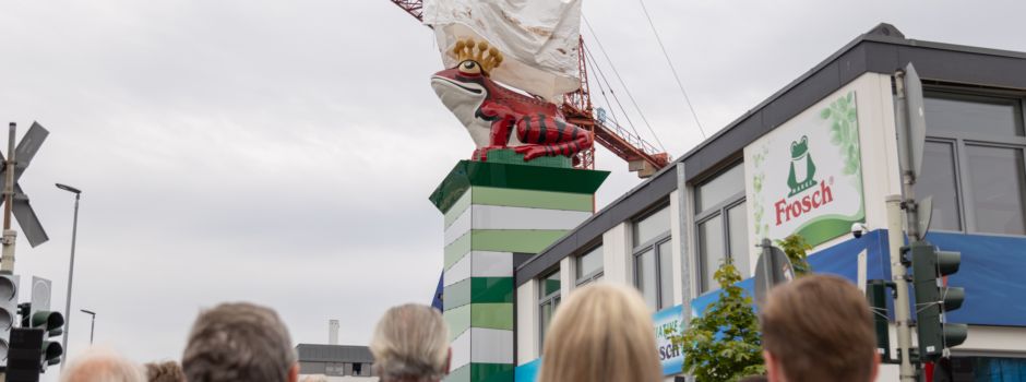 Spektakel auf der Rheinallee: Vier Meter großer Frosch vor Firmengebäude