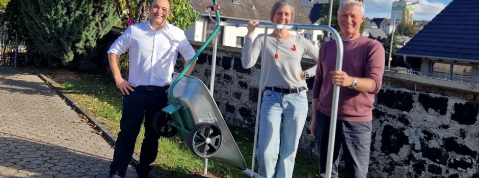 Praktische Transportkarren auf dem Friedhof in Ochtendung