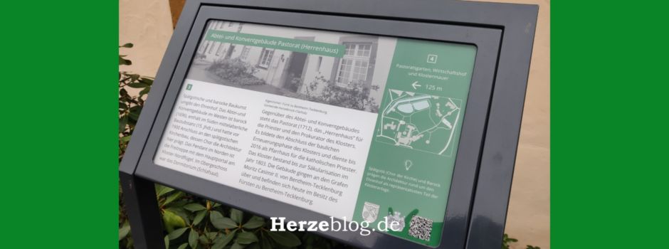 Rundgang durch die ehemalige Klosteranlage Herzebrock: Beschilderung verweist auf Geschichte