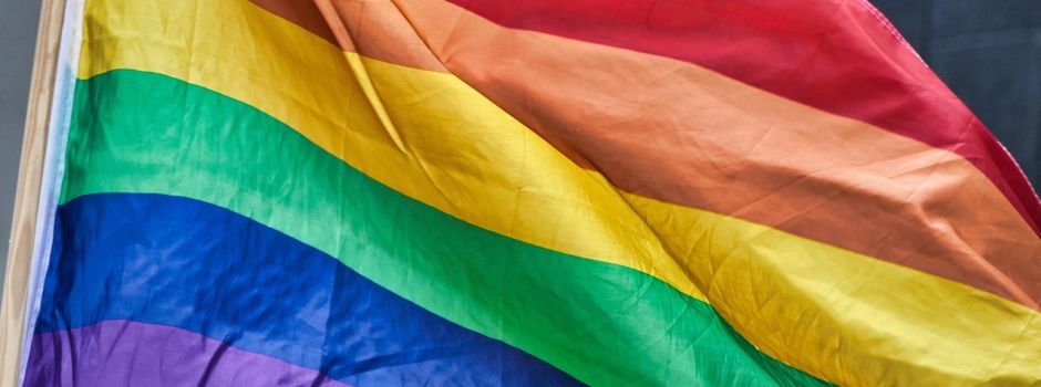 Geesthacht setzt ein Zeichen für Vielfalt: Stadt hisst Regenbogenfahne am Rathaus